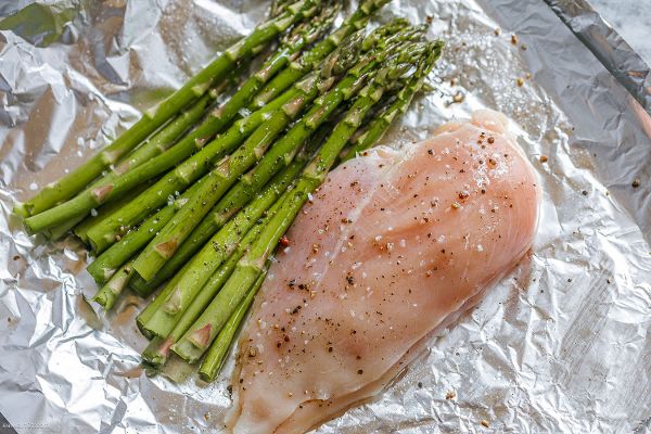 Baked Chicken in Foil with Asparagus and Garlic Lemon Butter Sauce