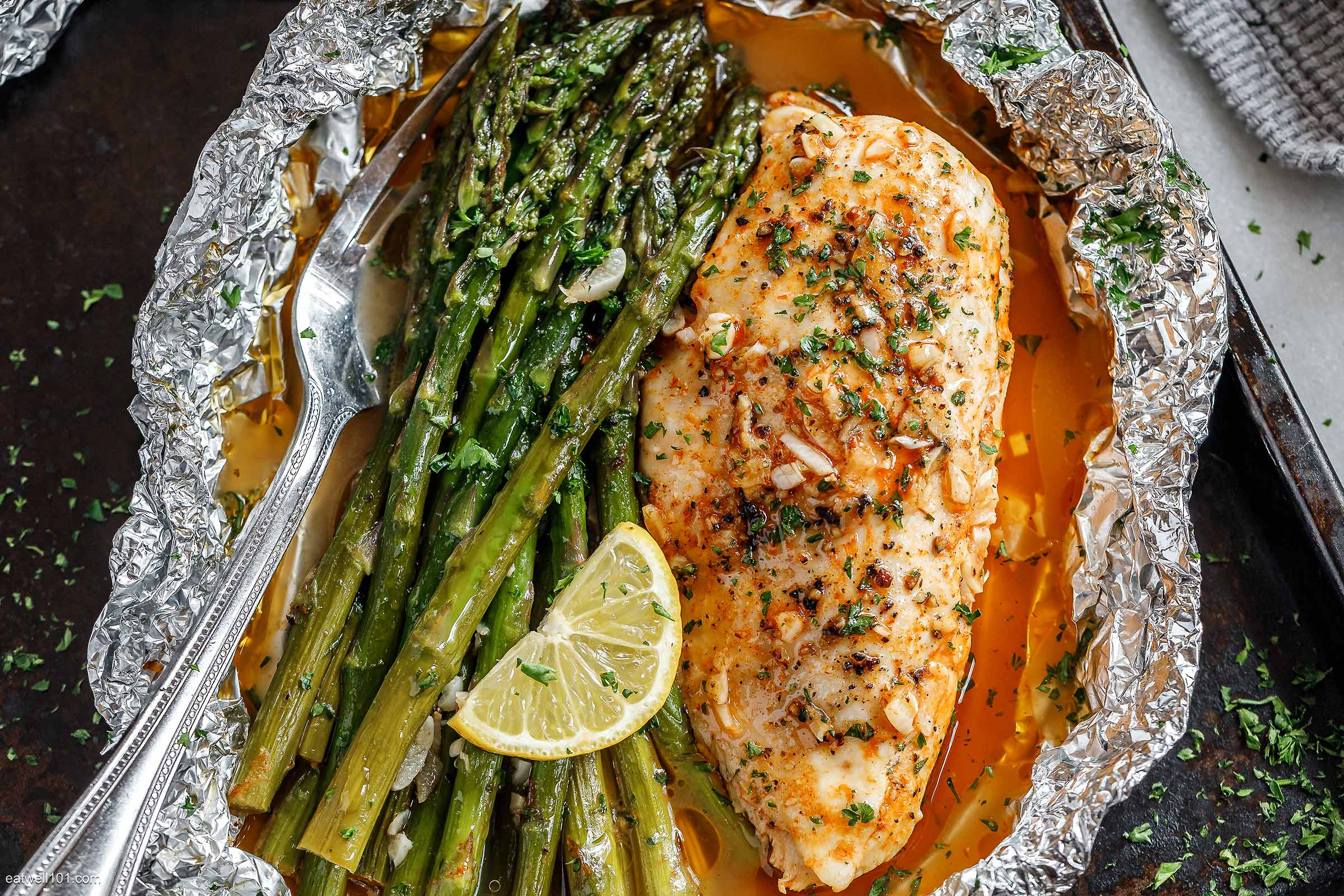 Baked Chicken in Foil with Asparagus and Garlic Lemon Butter Sauce