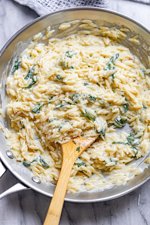 Creamy Spinach Orzo Pasta - #recipe by #eatwell101 - https://www.eatwell101.com/creamy-garlic-parmesan-orzo-recipe