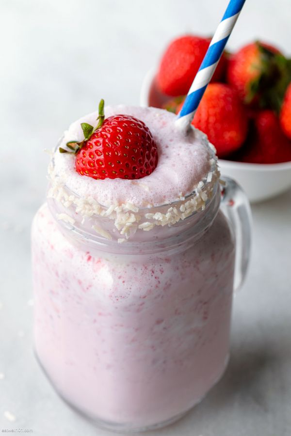 2-Minute Vanilla Strawberry Milkshake - #recipe by #eatwell101 - https://www.eatwell101.com/vanilla-strawberry-milkshake-recipe