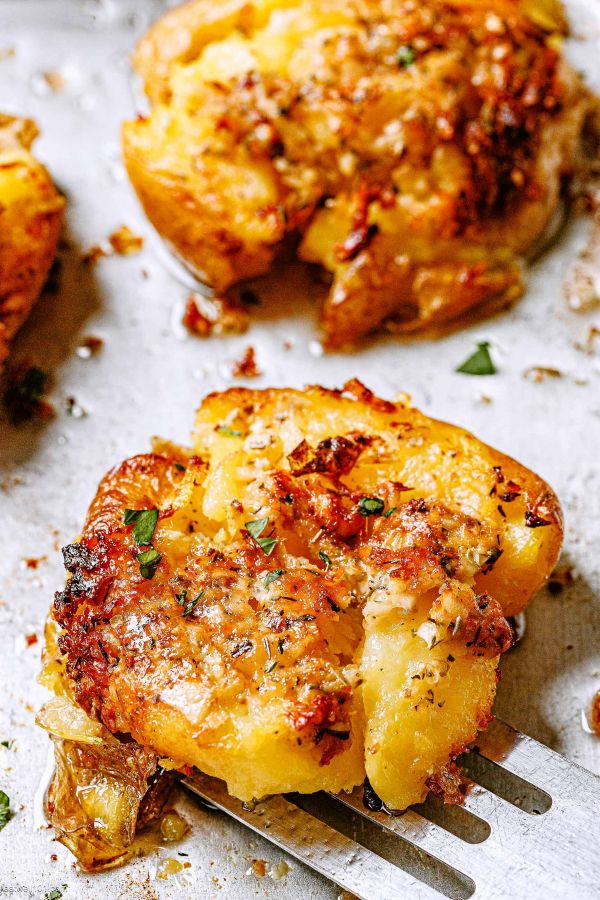 Garlic Butter Parmesan Smashed Potatoes - #recipe by #eatwell101 - https://www.eatwell101.com/smashed-potatoes-recipe