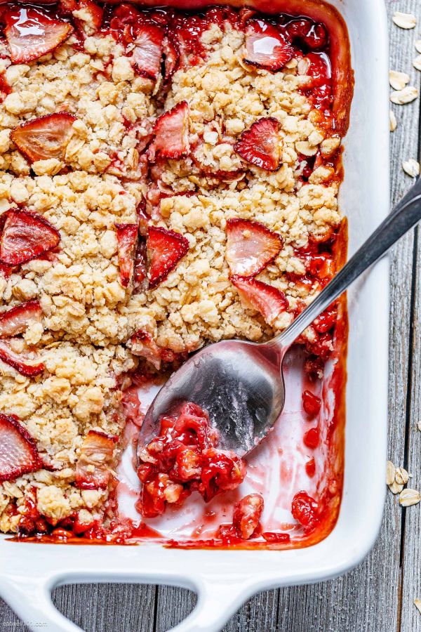 Easy Strawberry Oats Crisp - #recipe by #eatwell101 - https://www.eatwell101.com/strawberry-crisp-recipe