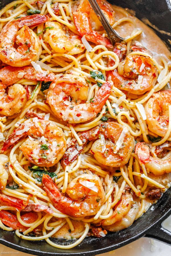 Creamy Mozzarella Shrimp Pasta with Spinach and Sun-dried Tomato - #recipe by #eatwell101 - https://www.eatwell101.com/tuscan-shrimp-pasta-recipe