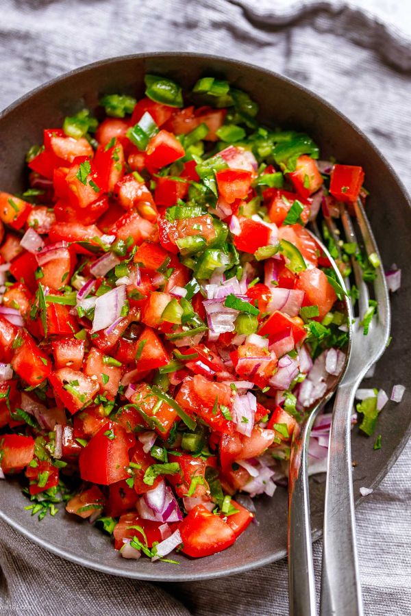 Jalapeño Tomato Salad - #recipe by #eatwell101 - https://www.eatwell101.com/healthy-tomato-salad-recipe