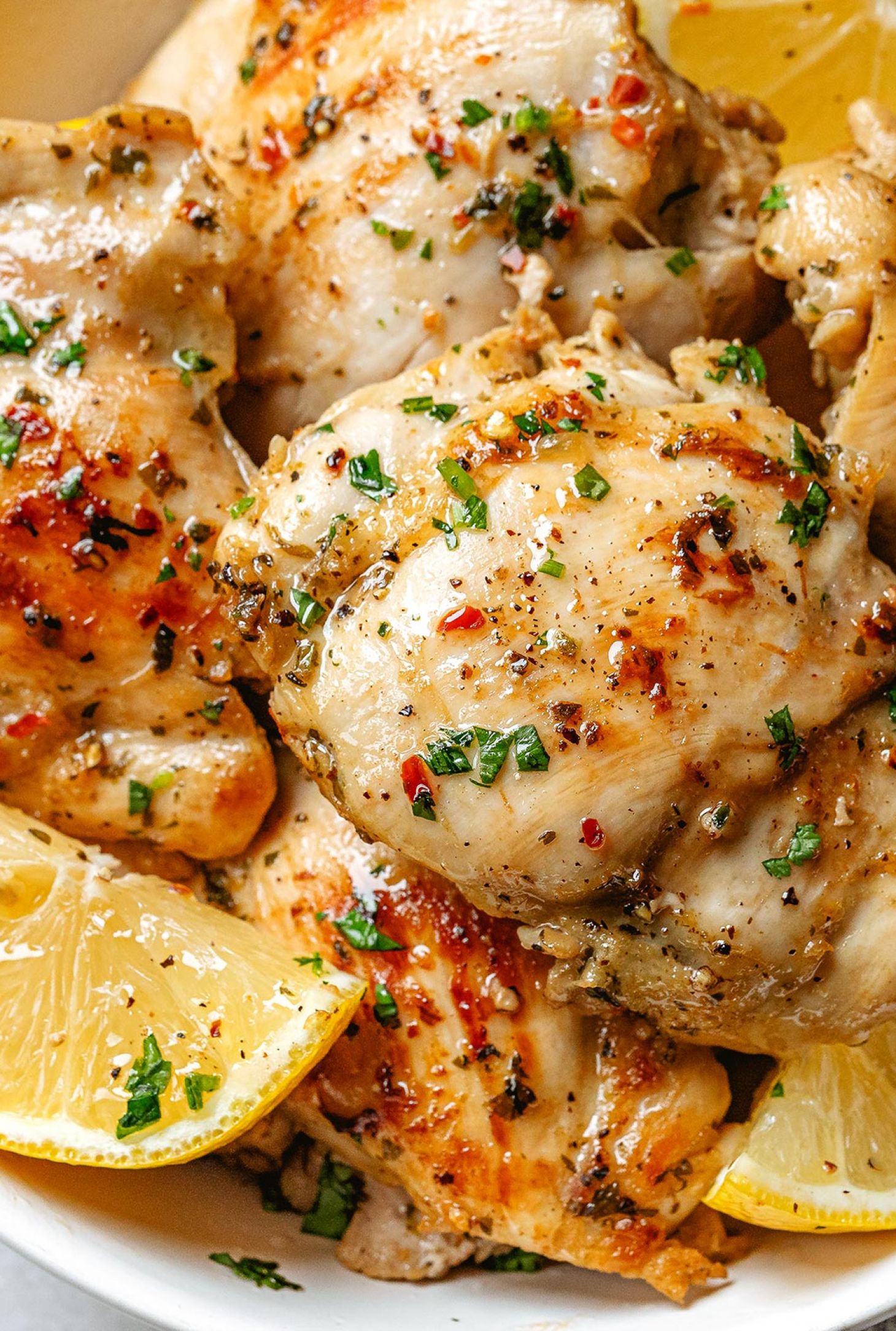 Garlic Lemon Chicken Thighs - #recipe by #eatwell101 - https://www.eatwell101.com/garlic-lemon-chicken-thighs-recipe