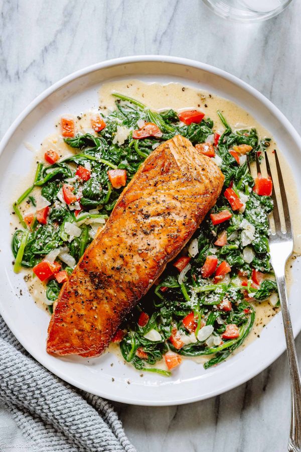 Grilled Salmon Fillet with Creamy Spinach - #recipe by #eatwell101 - https://www.eatwell101.com/grilled-salmon-recipe-with-creamy-spinach