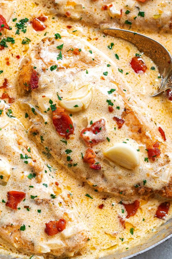 Creamy Garlic Chicken Breast with Crispy Bacon - #recipe by #eatwell101 - https://www.eatwell101.com/creamy-garlic-chicken-breasts-recipe