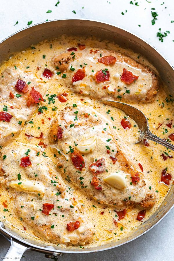 Creamy Garlic Chicken Breast with Crispy Bacon