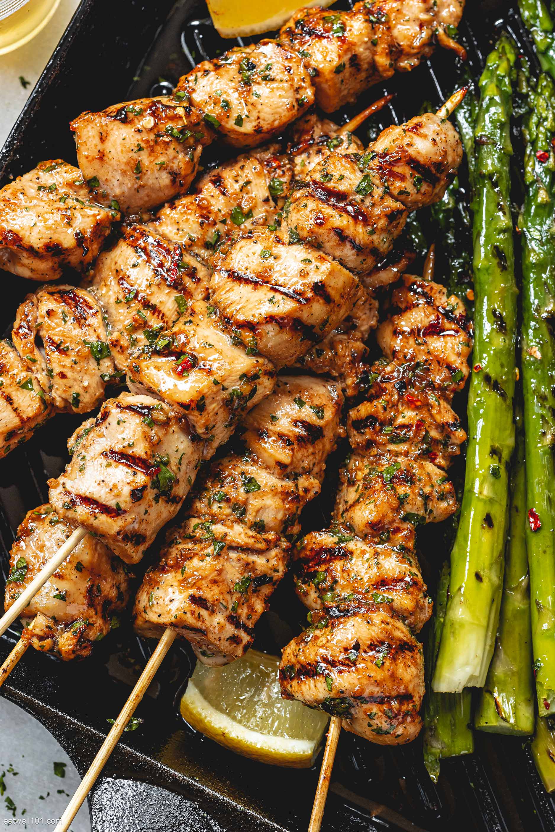 Grilled Chicken Breasts with Lemon Garlic - #recipe by #eatwell101 - https://www.eatwell101.com/grilled-lemon-garlic-chicken-skewers