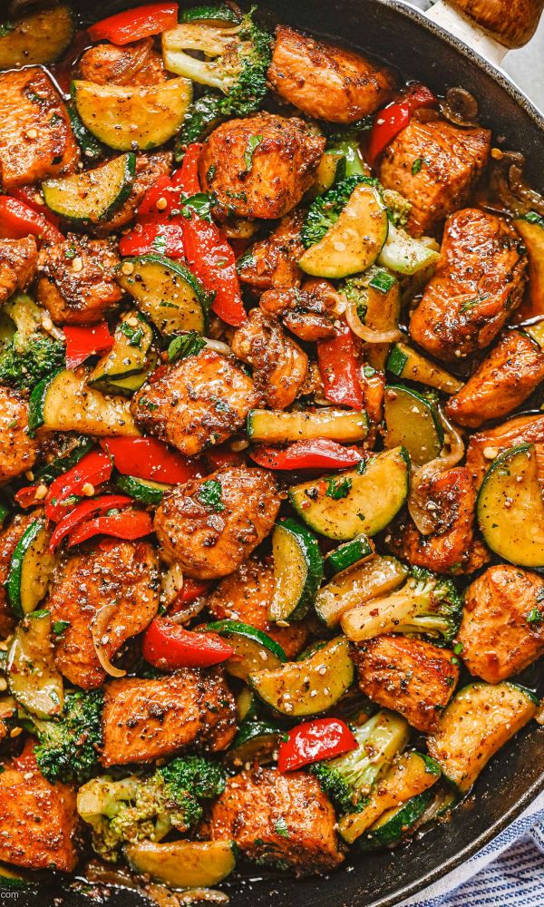 One Pot Chicken and Vegetables Skillet (Healthy & Low Carb)