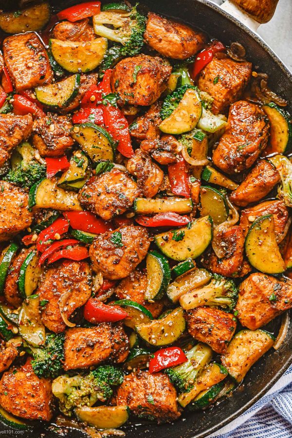 One Pot Chicken and Vegetables Skillet (Healthy & Low Carb) - #recipe by #eatwell101 - https://www.eatwell101.com/healthy-chicken-vegetable-recipe