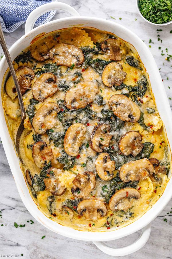 Cheesy Mushroom Ravioli Casserole with Spinach - #recipe by #eatwell101 - https://www.eatwell101.com/mushroom-ravioli-casserole-recipe