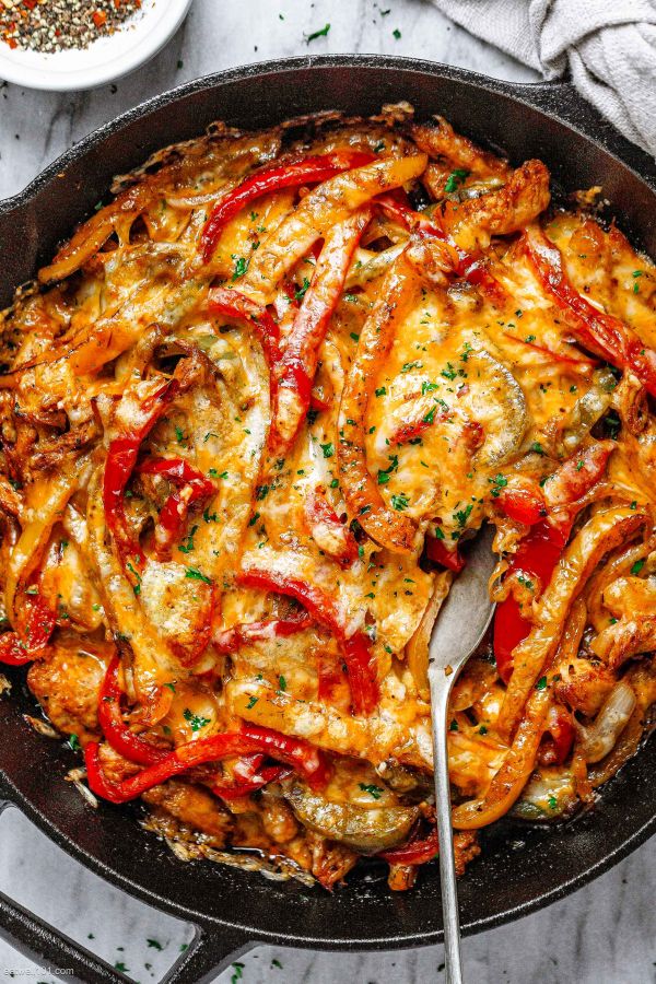 Cheesy Fajita Chicken Bake - #recipe by #eatwell101 - https://www.eatwell101.com/fajita-chicken-bake-recipe