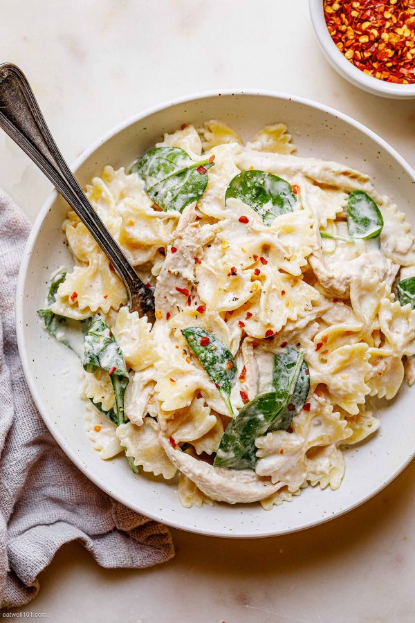 Cream Cheese Spinach Chicken Pasta - #recipe by #eatwell101 - https://www.eatwell101.com/cream-cheese-spinach-chicken-pasta-recipe