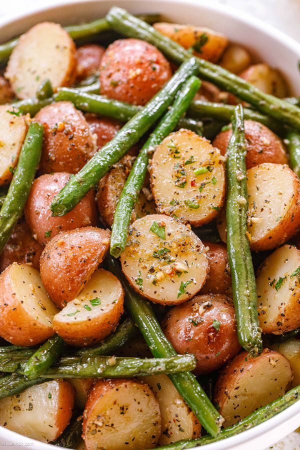 Roasted Potatoes and Green Beans - #recipe by #eatwell101 - https://www.eatwell101.com/roasted-garlic-potatoes-green-beans-recipe