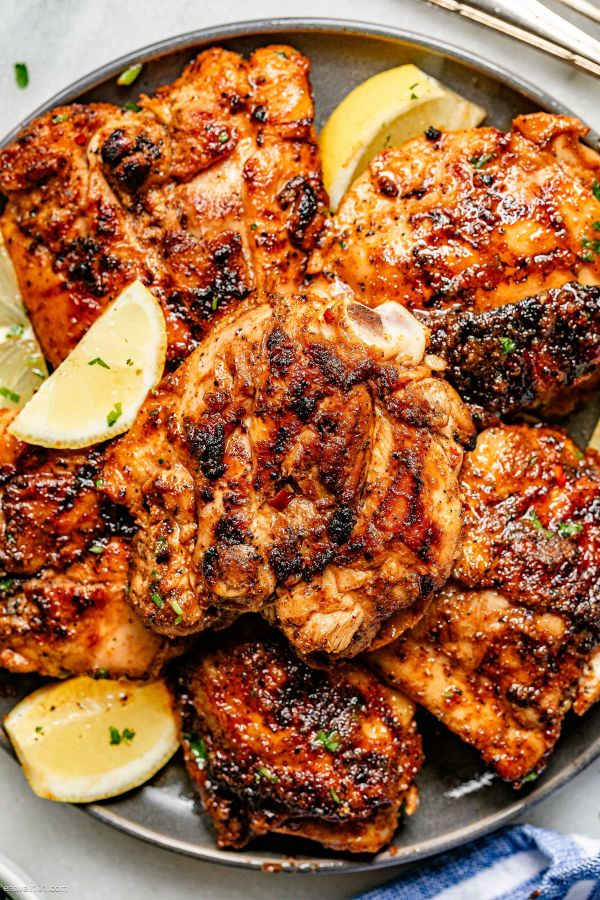The Ultimate Grilled Chicken Thighs - #recipe by #eatwell101 - https://www.eatwell101.com/chicken-thighs-recipe