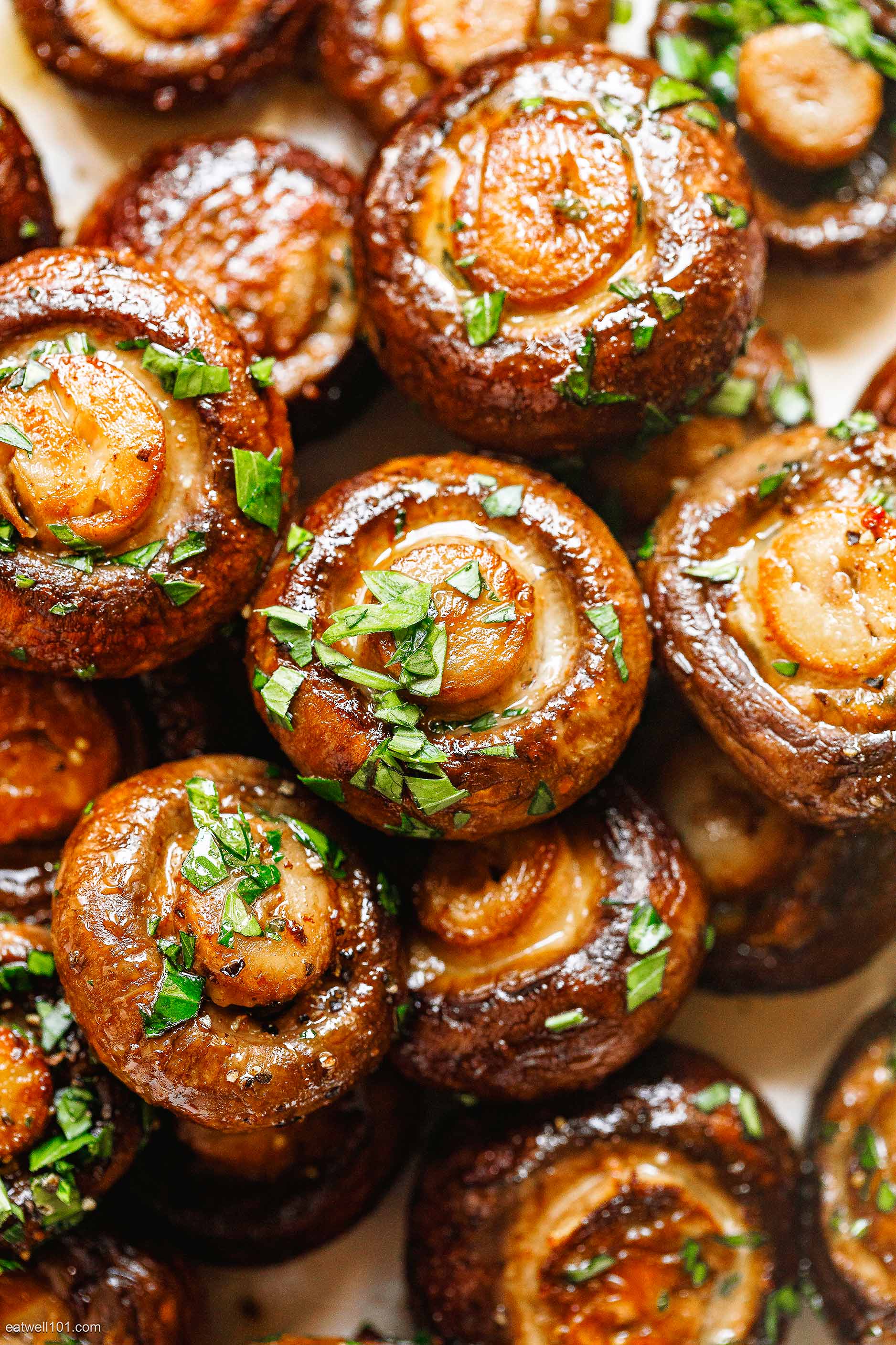 15-Minute Garlic Butter Sautéed Mushrooms - #recipe by #eatwell101 - https://www.eatwell101.com/sauteed-garlic-butter-mushrooms-recipe