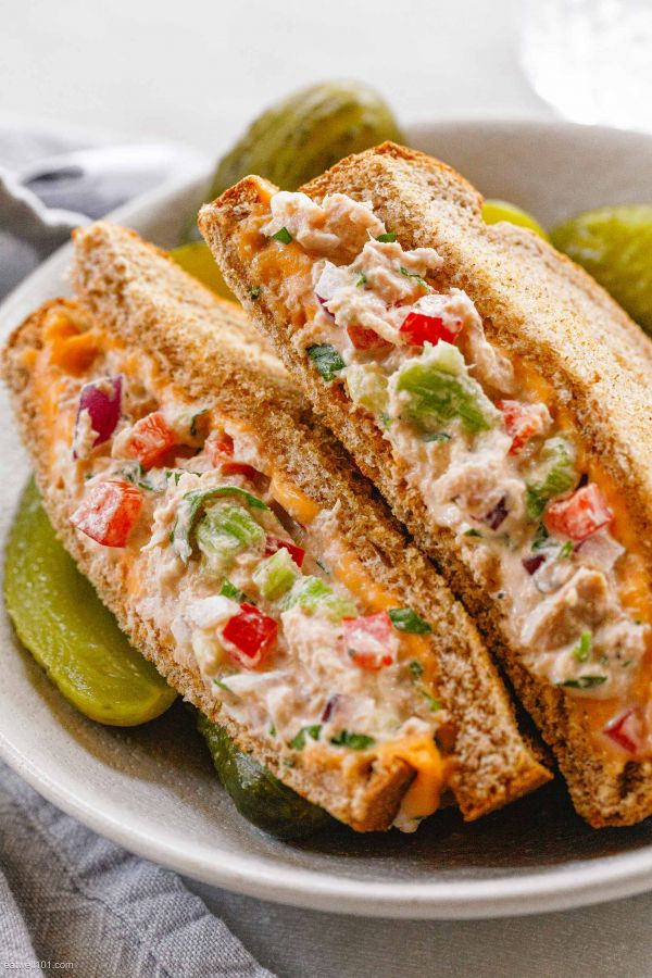 Easy Tuna Melt - #recipe by #eatwell101 - https://www.eatwell101.com/tuna-melt-recipe