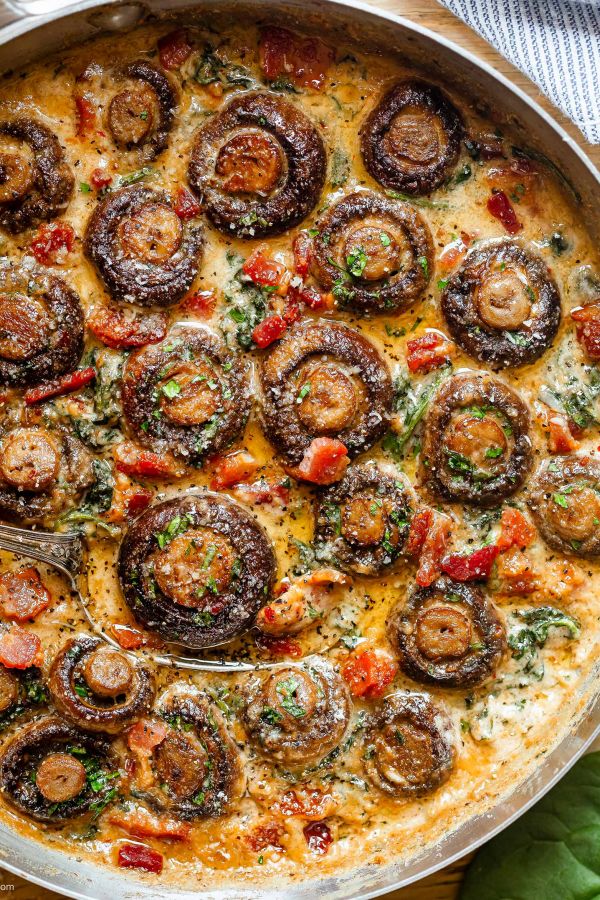 Creamy Garlic Mushrooms with Bacon Spinach - #recipe by #eatwell101 - https://www.eatwell101.com/creamy-garlic-mushrooms-recipe