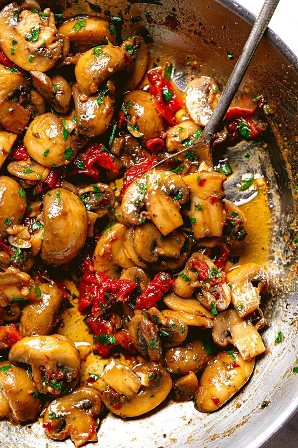 Garlic Mushrooms with Sun-Dried Tomatoes - #recipe by #eatwell101 - https://www.eatwell101.com/mushrooms-recipe