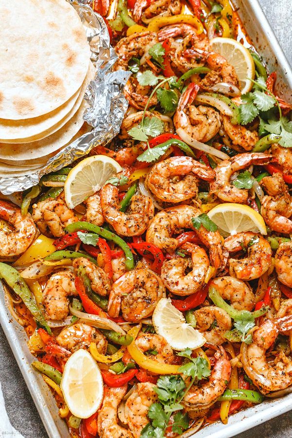 Sheet Pan Shrimp Fajitas - #recipe by #eatwell101 - https://www.eatwell101.com/sheet-pan-shrimp-fajitas-recipe