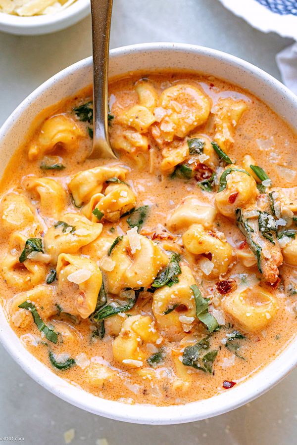 Creamy Tortellini Soup - #recipe by #eatwell101 - https://www.eatwell101.com/creamy-tortellini-soup-recipe