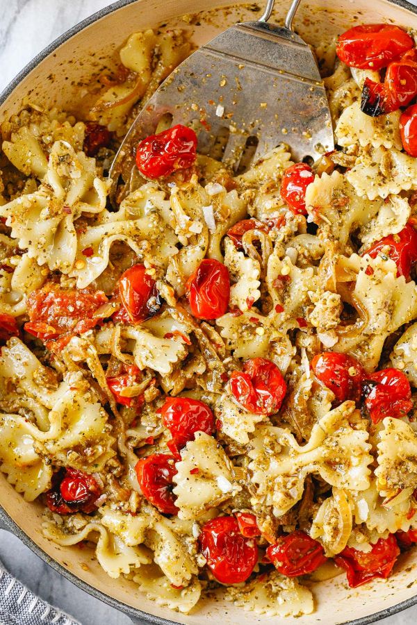 Creamy Pesto Pasta with Roasted Tomatoes - #recipe by #eatwell101 - https://www.eatwell101.com/creamy-pesto-pasta-recipe