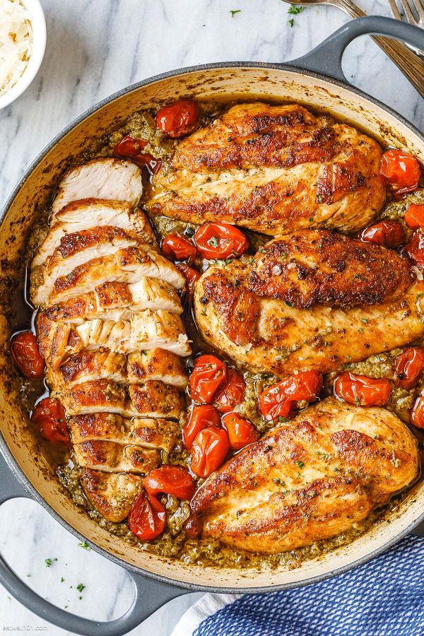 Creamy Pesto Chicken with Roasted Tomatoes - #recipe by #eatwell101 - https://www.eatwell101.com/creamy-pesto-chicken-recipe