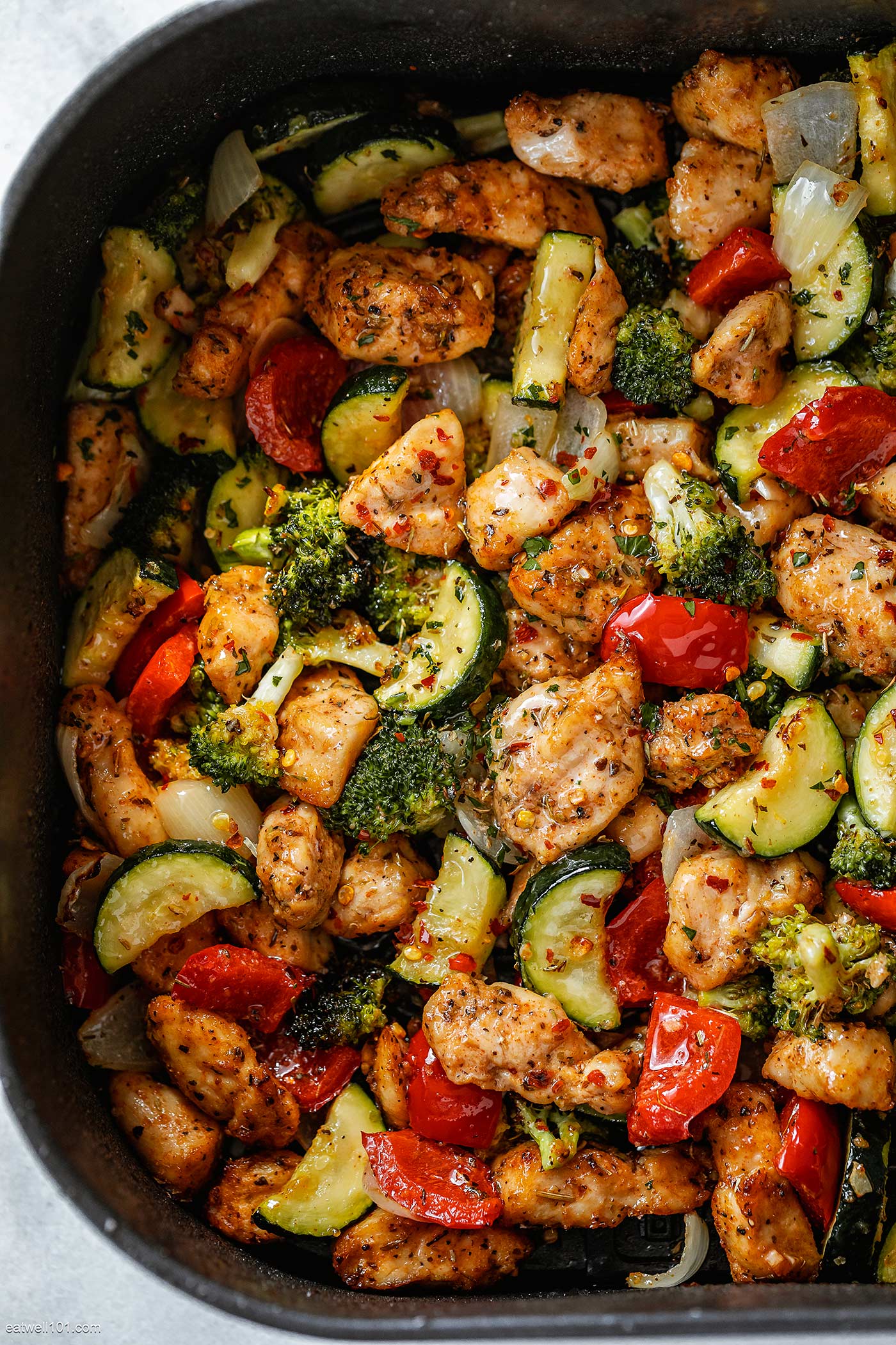 https://www.eatwell101.com/wp-content/uploads/2022/04/Air-Fryer-Chicken-and-Vegetables.jpg