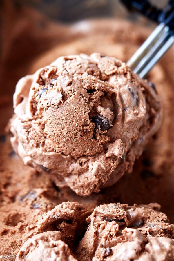4-Ingredient Double Chocolate Ice Cream - #recipe by #eatwell101 - https://www.eatwell101.com/chocolate-ice-cream-recipe