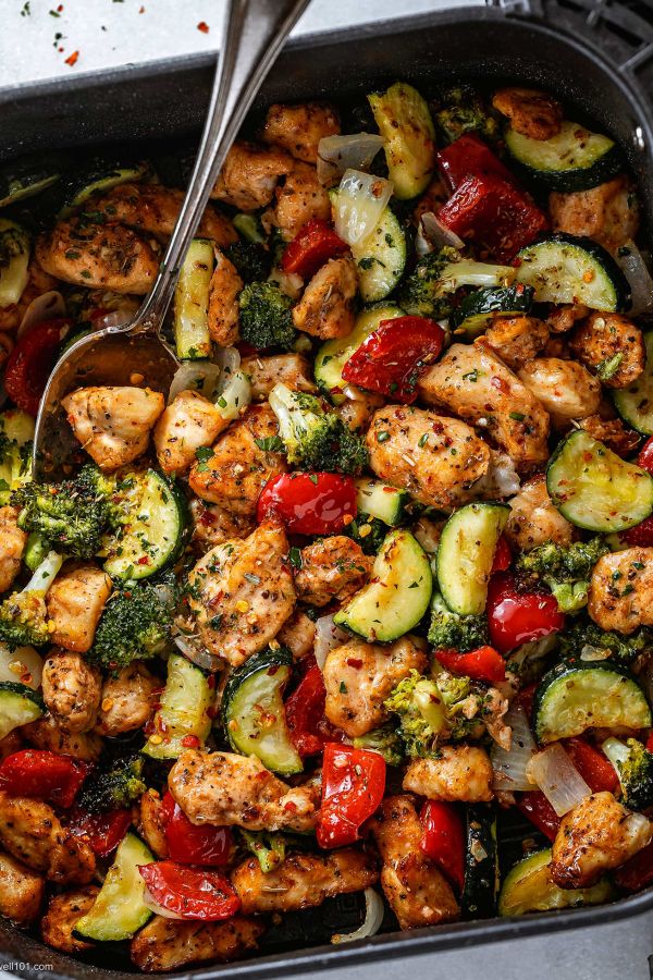 Air Fryer Chicken and Vegetables (in 15 minutes!) - #recipe by #eatwell101 - https://www.eatwell101.com/air-fryer-chicken-recipe