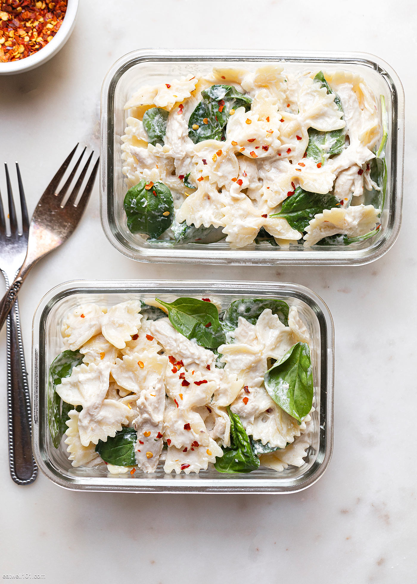 quick chicken spinach pasta salad on the go