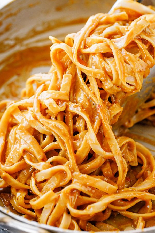 Spicy Peanut Butter Noodles {15 Minute} - #recipe by #eatwell101 - https://www.eatwell101.com/spicy-peanut-butter-noodles-recipe