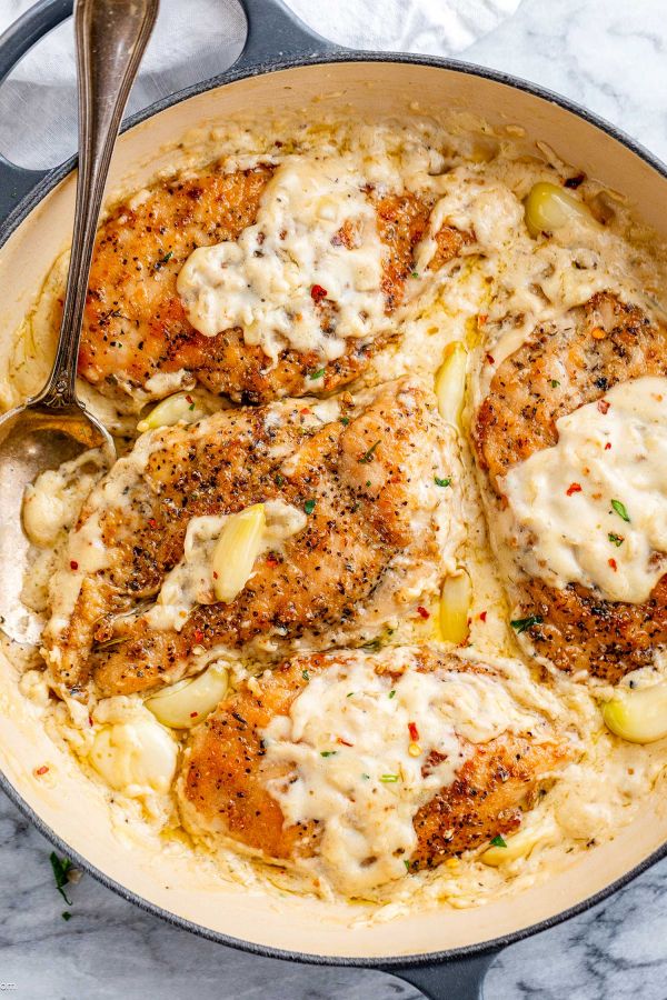 Creamy Garlic Chicken - #recipe by #eatwell101 - https://www.eatwell101.com/creamy-garlic-chicken-recipe