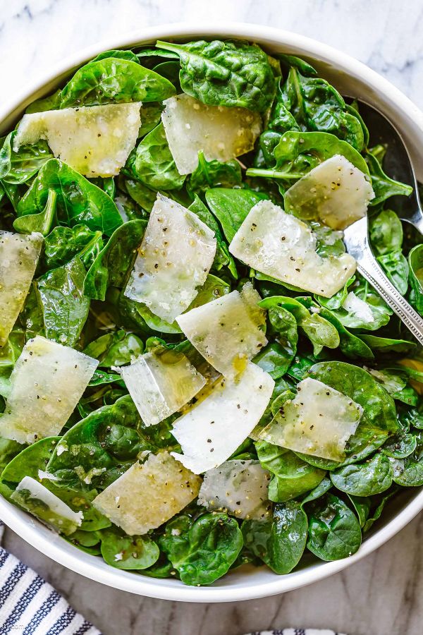 Simple Spinach Salad - #recipe by #eatwell101 - https://www.eatwell101.com/simple-spinach-salad-recipe