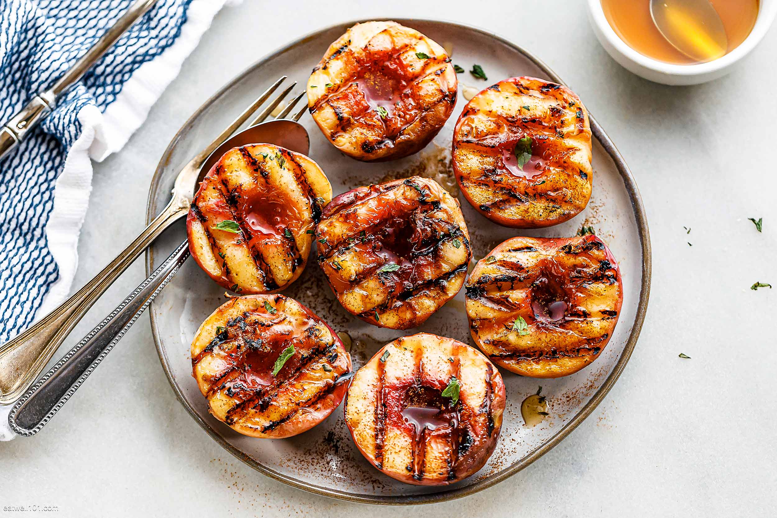 Grilled Peaches With Vanilla Maple Glaze
