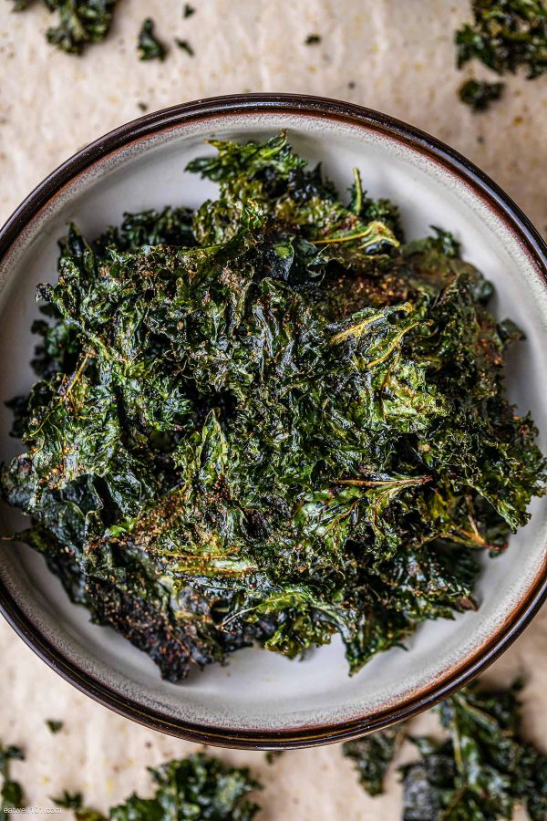 Crispy Kale Chips - #recipe by #eatwell101 - https://www.eatwell101.com/kale-chips-recipe