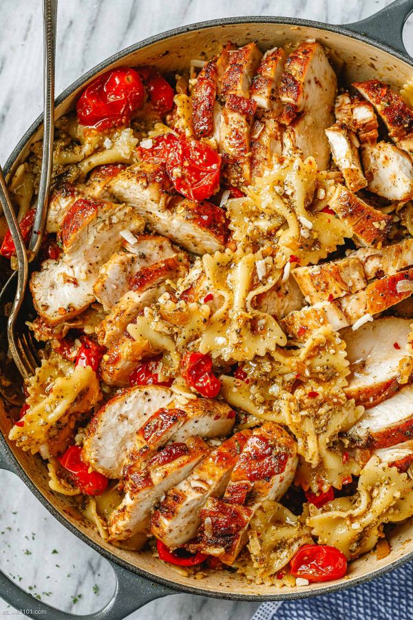 Easy Pesto Chicken Pasta - #recipe by #eatwell101 - https://www.eatwell101.com/easy-pesto-chicken-pasta-recipe