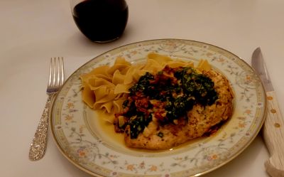 CrockPot Tuscan Garlic Chicken Thighs With Spinach and Sun-Dried Tomatoes