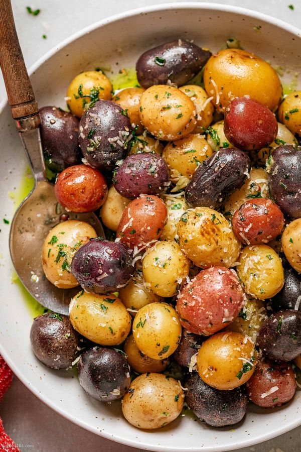 Easy Boiled Baby Potatoes - #recipe by #eatwell101 - https://www.eatwell101.com/boiled-baby-potatoes-recipe