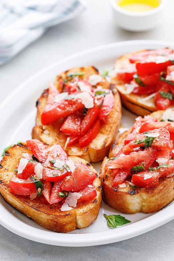 Easy Tomato Bruschetta - #recipe by #eatwell101 - https://www.eatwell101.com/easy-tomato-bruschetta-recipe