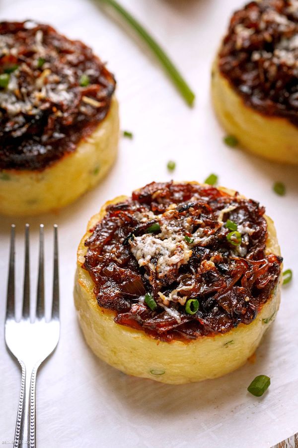 French Onion Mashed Potato Cakes - #recipe by #eatwell101 - https://www.eatwell101.com/french-onion-baked-potato-cakes-recipe