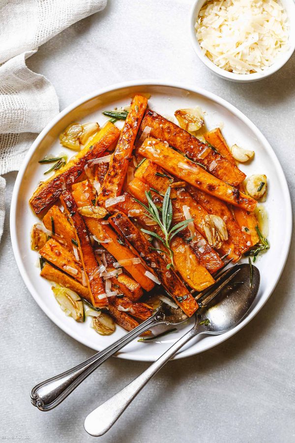 Sauteed Butternut Squash with Garlic Rosemary Butter - #recipe by #eatwell101 - https://www.eatwell101.com/sauteed-butternut-squash-recipe