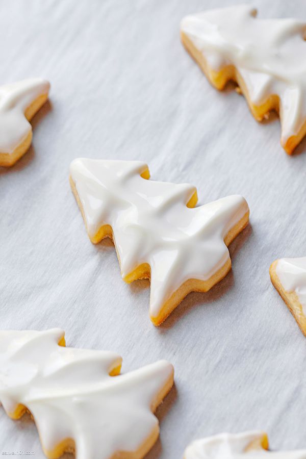 Christmas Sugar Cookies with Easy Icing - #recipe by #eatwell101 - https://www.eatwell101.com/christmas-cookies-recipe-icing
