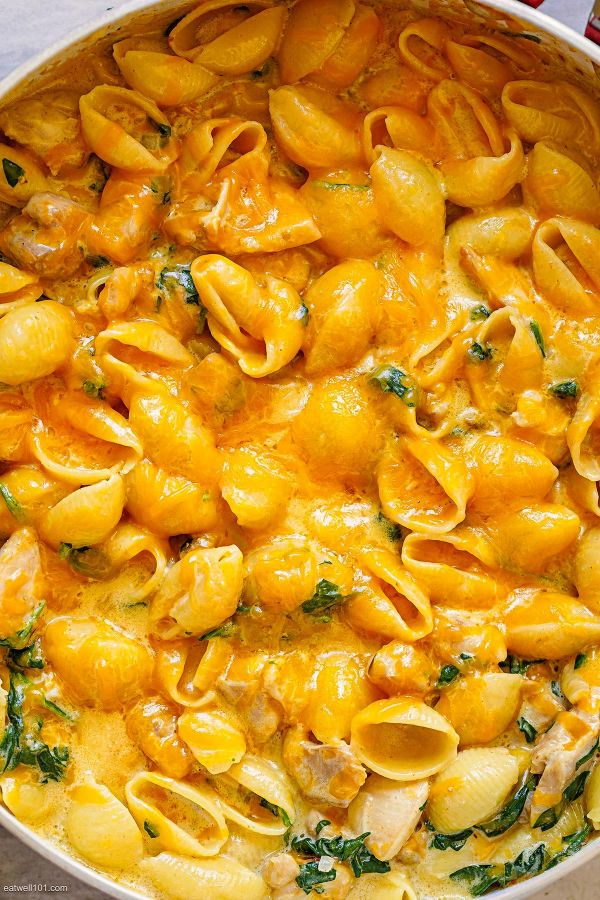 Cheesy Spinach Chicken Pasta - #recipe by #eatwell101 - https://www.eatwell101.com/cheesy-spinach-chicken-pasta-recipe