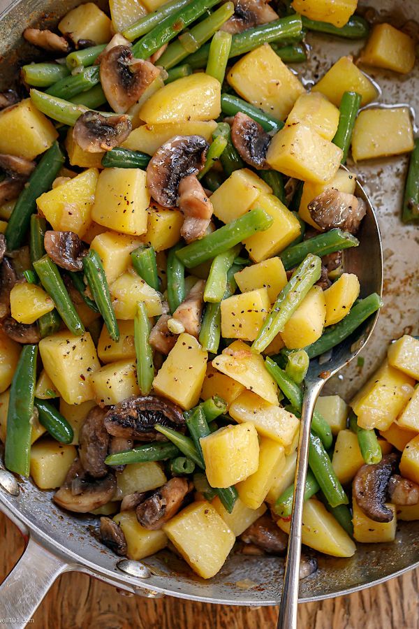 Potato, Mushrooms, and Green Beans Skillet - #recipe by #eatwell101 - https://www.eatwell101.com/potato-mushrooms-green-beans-skillet-recipe