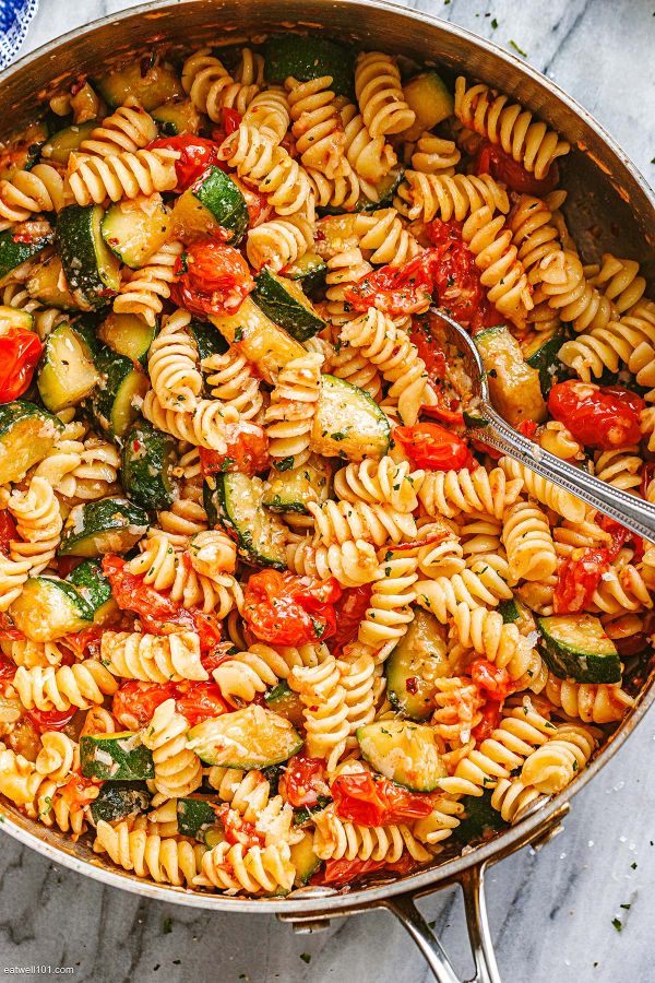 Healthy Tomato Zucchini Pasta - #recipe by #eatwell101 - https://www.eatwell101.com/tomato-zucchini-pasta-recipe