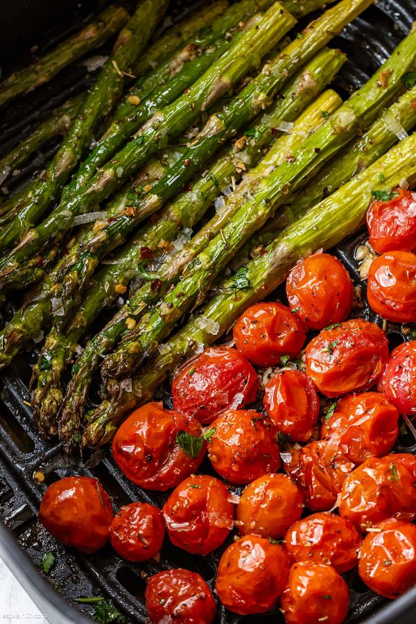 Air fryer Asparagus and Tomatoes - #recipe by #eatwell101 - https://www.eatwell101.com/air-fryer-asparagus-tomatoes-recipe