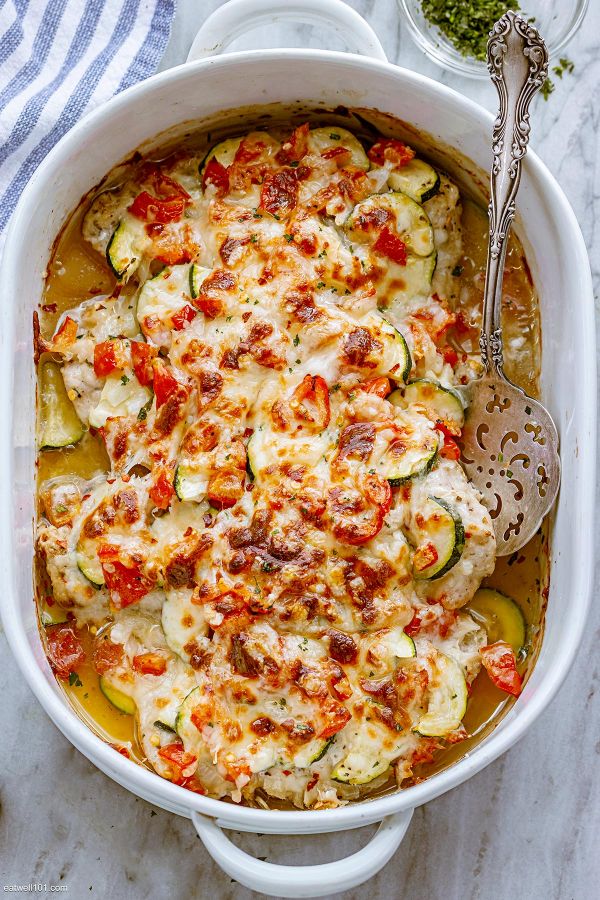 Mediterranean Chicken Zucchini Bake - #recipe by #eatwell101 - https://www.eatwell101.com/mediterranean-chicken-zucchini-bake-recipe