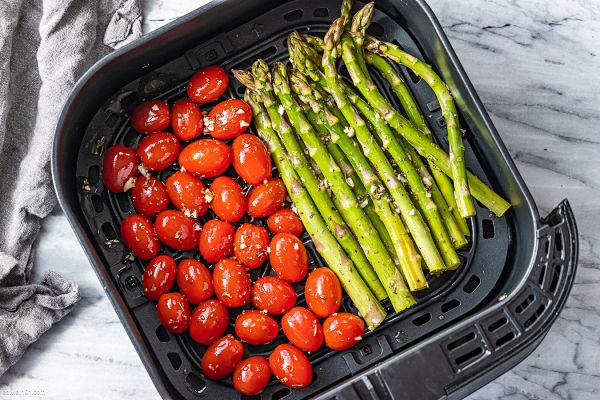 Air fryer Asparagus and Tomatoes